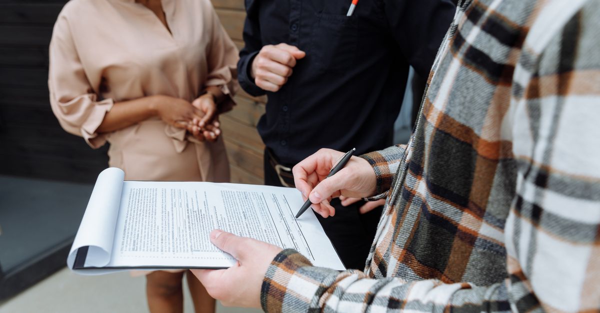 Signature d'un contrat de prestation entre un freelance marocain et un client français